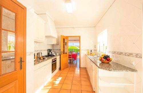 Albufeira Villa | Heatable Pool & Walk to Beach in Albufeira