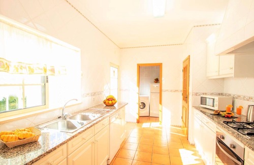 Albufeira Villa | Heatable Pool & Walk to Beach in Albufeira
