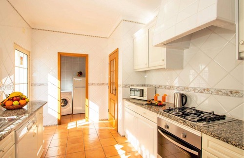 Albufeira Villa | Heatable Pool & Walk to Beach in Albufeira