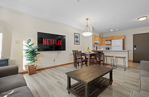 Cougar Creek Apartment | Heated outdoor Pool & Tubs 2 Bedroom & 2 Full baths 5 beds 9 Guests