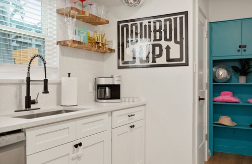 Dawson House | Heated Pool, B-ball, Golf, 3mi Downtown, Sleeps 18nn