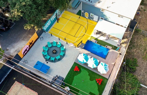 Dawson House | Heated Pool, B-ball, Golf, 3mi Downtown, Sleeps 18nn