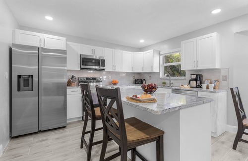 Trafalgar House | Heated Pool, Family Friendly, Outdoor Lounge - Shore Beats Working - Roelens