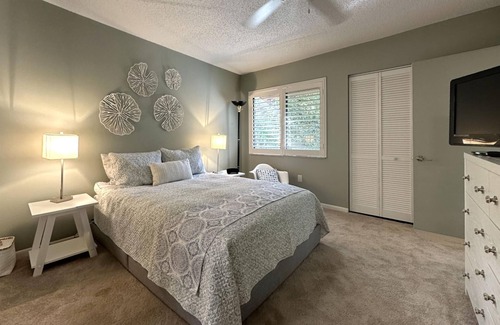 Vamo Apartment | HEATED POOL/GYM/TENNIS/PICKLEBALL/CLUB HOUSE-NEAR BEACH/MARINA/KAYAK/GOLF/SHOP!
