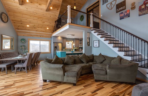 Alpine House | Heated Pool, Hot tub, pickleball, Sleeps 10, 70 acres to explore. Copper Ridge