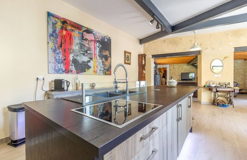 Monbazillac Villa | Heated pool, jacuzzi, vineyard views. Walk to restaurant, market, wine tasting
