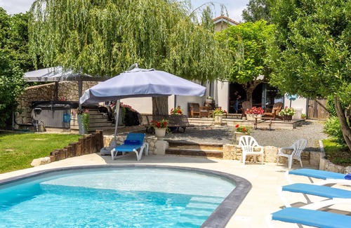Monbazillac Villa | Heated pool, jacuzzi, vineyard views. Walk to restaurant, market, wine tasting