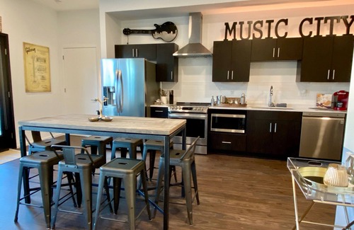 Edgehill Condo | Heated POOL opens March⭐️ Downtown Nashville 🎵 FREE Parking, Honky Tonks 1mi