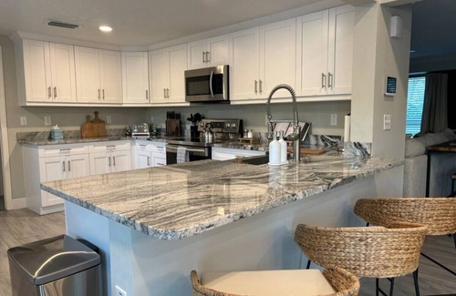 Town N County Park House | Heated Pool, Pickleball, basketball, putting green -3 King beds