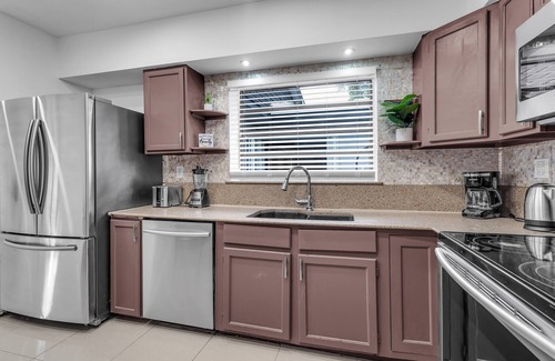 North Miami Beach House | Heated Pool Tropical Backyard 3BR, 12 min to Ocean