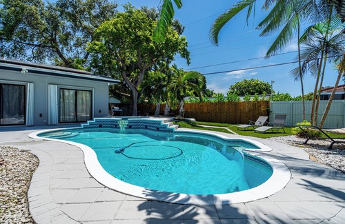 North Miami Beach House | Heated Pool Tropical Backyard 3BR, 12 min to Ocean