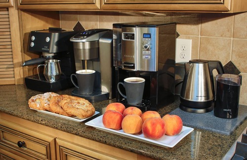 Walla Walla House | HEATED Swimming Pool, Hot Tub, Steps from Park, Dog Friendly