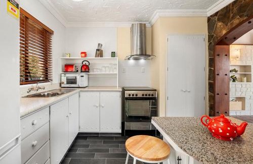 Taupo House | Heathcote Cottage - Taupo Holiday Home