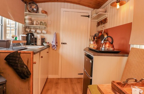 Barnoldswick Cottage | HEATHER HUT AT COPY HOUSE HIDEAWAY, pet friendly in Earby