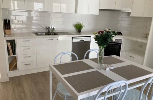 Frankston House | Heatherhill Cottage - Mornington Peninsula Gateway