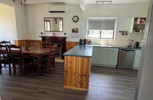Lakes Entrance House | Heatherlea Family, Pet & Boat Friendly