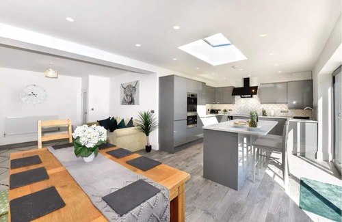 Southgate House | Heatherslade House - Free Hot Tub, Dog Friendly