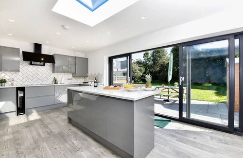 Southgate House | Heatherslade House - Free Hot Tub, Dog Friendly