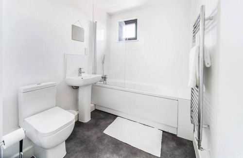 George Green Apartment | Heathrow Gateway Apartment with Balcony & Parking