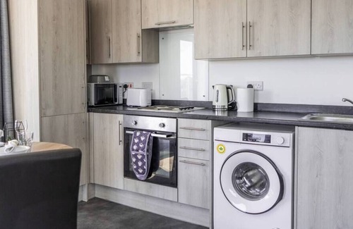 George Green Apartment | Heathrow Gateway Apartment with Balcony & Parking