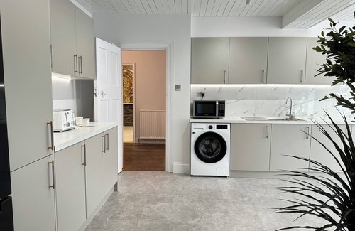 Cranford House | Heathrow Retreat: Luxury 6 bedroom stay (Near Heathrow)