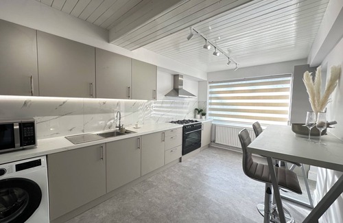 Cranford House | Heathrow Retreat: Luxury 6 bedroom stay (Near Heathrow)