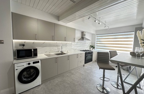 Cranford House | Heathrow Retreat: Luxury 6 bedroom stay (Near Heathrow)
