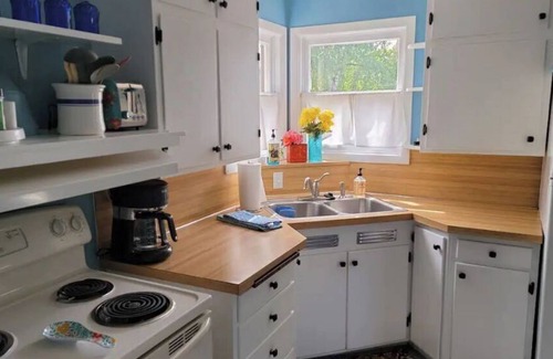 Roseburg House | Heavenly Bungalow, immaculately clean, close to downtown!