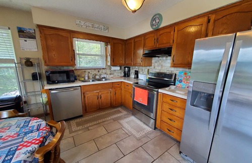 Lost Bridge Village House | Heavens Hip Pocket-Lake View-5 min walk to Pool and Lake!