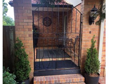 East Toowoomba House | Hedge House - luxury, space, style, great location