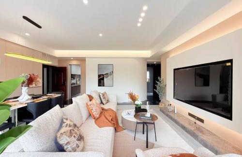 Emeishan Apartment | Heinemanns Vaca Apartment at Mount Emei hosted by a Couple