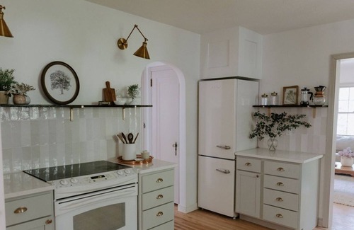 Arden Hills Cottage | Heirloom Cottage: Getaway in the Woods w/ Hot Tub