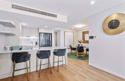 West End Apartment | HELIA - Beautiful West End Apt w parking and pool