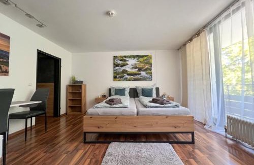 Geyersberg Apartment | Helle FeWo am Waldrand - mit Balkon, Pool & Sauna