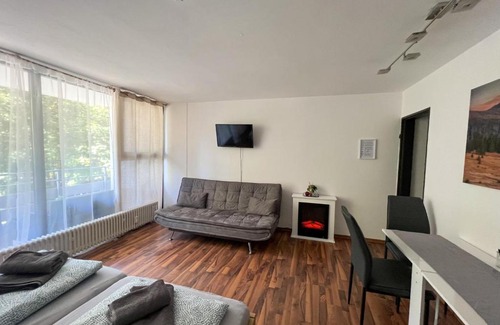 Geyersberg Apartment | Helle FeWo am Waldrand - mit Balkon, Pool & Sauna