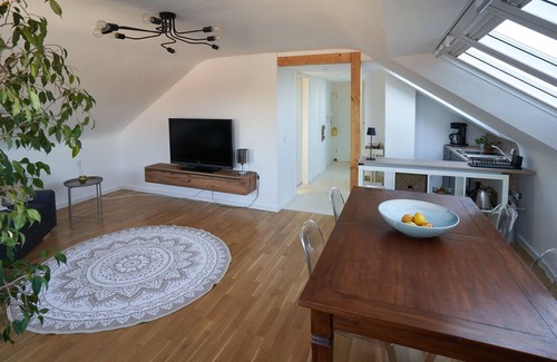 Freiberg am Neckar Apartment | Helle, Gemütliche Dachgeschosswohnung mit Blick Über das Neckartal