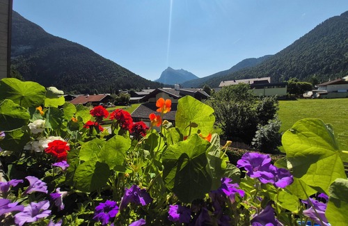 Scharnitz Apartment | Helle, großzügige Wohnung mit Balkon & freiem Blick auf die Berge