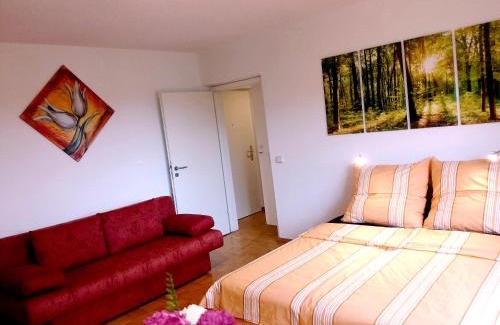 Gruna Apartment | Helles Apartment mit Balkon am Großen Garten nahe Stadtzentrum