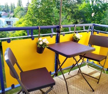 Gruna Apartment | Helles Apartment mit Balkon am Großen Garten nahe Stadtzentrum