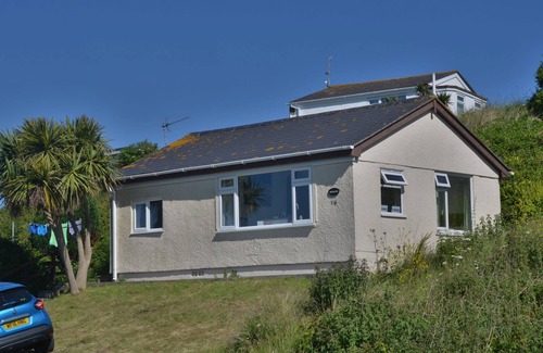 Hayle Cottage | Heloan is a beach chalet which offers comfortable living space for up to six guests