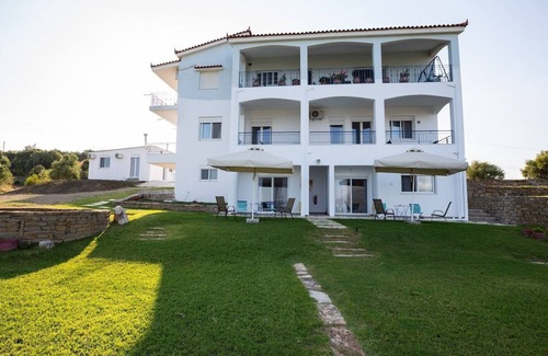 Pylos-Nestoras Apartment | Helona Lux and cosy house with seaview and backyard
