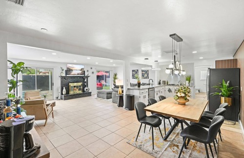 East Hemet House | Hemet Family Retreat - Pool - Jacuzzi - FirePit - Games - Gym -