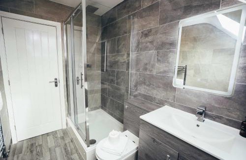 Barrow-on-Trent Apartment | Hen & Chickens Luxury Apartments, Free Parking, By DerBnB