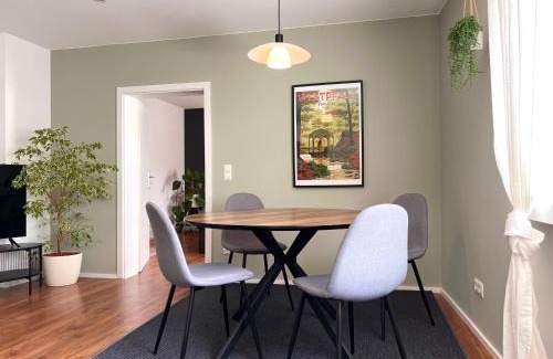 Kaiserslautern Apartment | Hen-Coop Inn Appartement mit zwei Schlafzimmern & Netflix