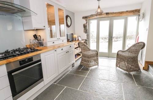 Capel Celyn Cottage | HEN DY CRAIG YR RONWY, pet friendly, with hot tub in Bala