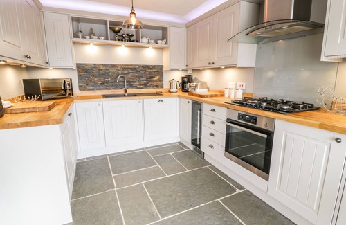 Capel Celyn Cottage | HEN DY CRAIG YR RONWY, pet friendly, with hot tub in Bala