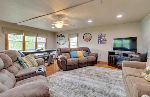 Henderson House | Henderson Vacation Rental Less Than 1 Mi to Norfork Lake!