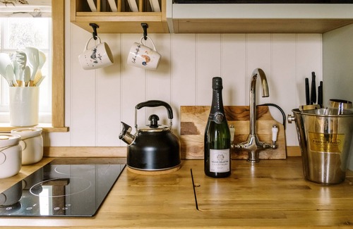 Redmile Cottage | HERBIE'S SHEPHERDS HUT, character holiday cottage in Redmile