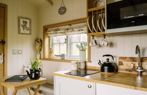 Redmile Cottage | HERBIE'S SHEPHERDS HUT AT SHEPHERDS LODGE RETREAT AND WELLNESS in Redmile