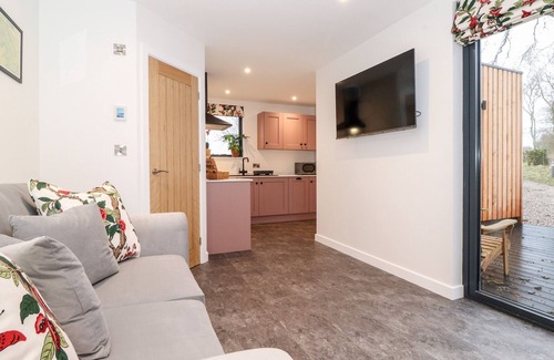 Penrith Cottage | HERDWICK CABIN, pet friendly, with hot tub in Penruddock